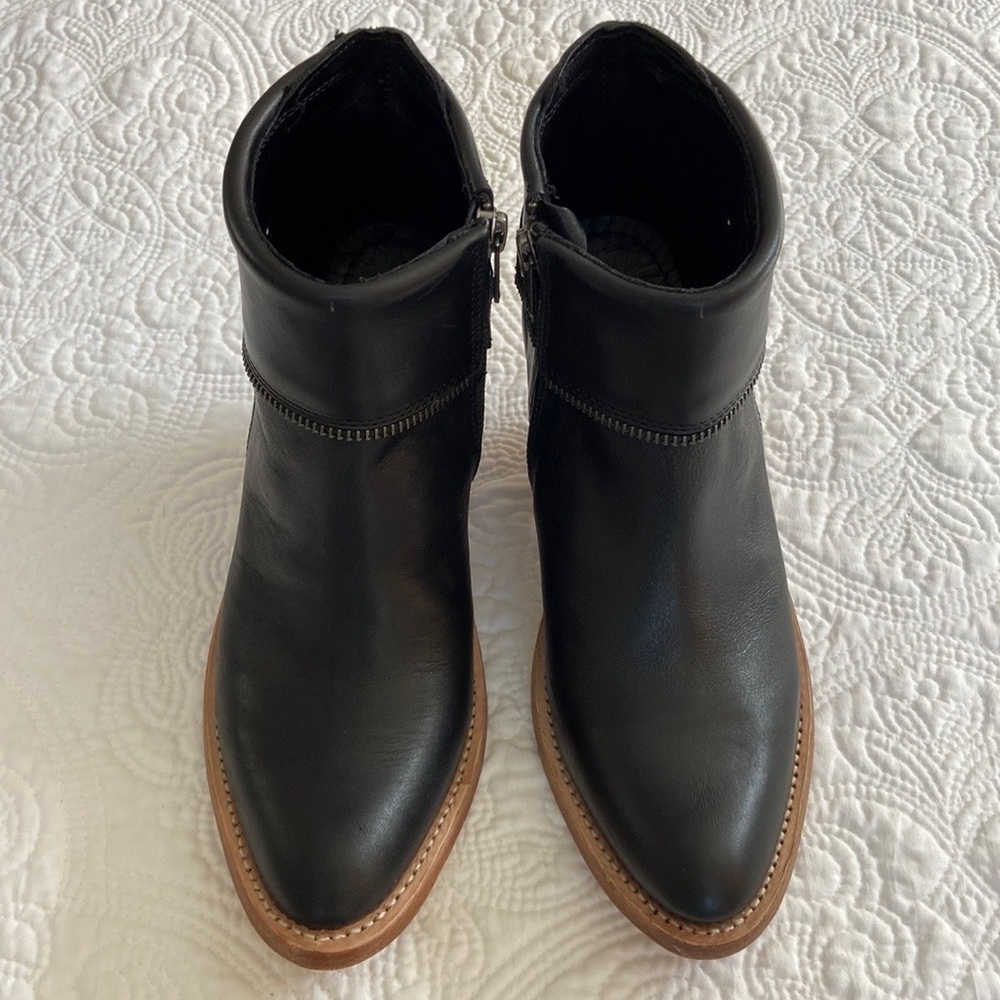 Old West Leather Heeled, Zip Ankle Booties, Size 5 Med.